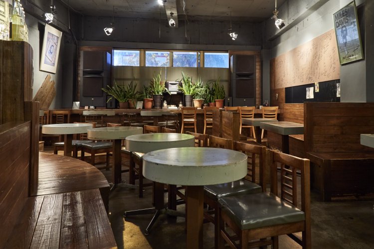 『ボッサ』は、週後半の夜は毎晩10～20人の客が入れないという繁盛店。外国人客も多い。