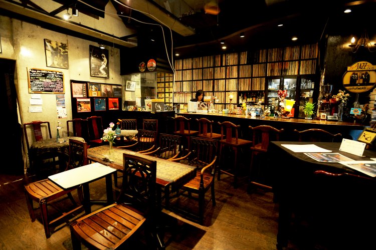 天井の高いコンクリート打ちっぱなしのジャズ空間とでもいうべき『キャンディ』。