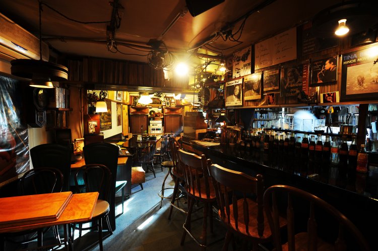 1976年創業。もともとは映画上映のための店だっという『映画館』。