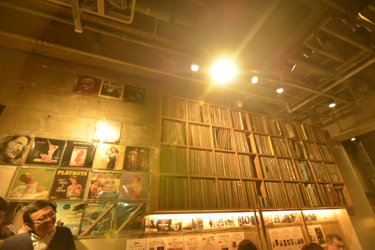 オーナー茂串さんが所有する4000枚ものレコードに圧倒される『イントロ』。