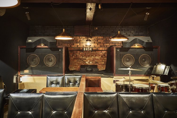 『ベイシー』店内。JBLの社長も訪ねてきたという荘厳なレコード演奏空間。