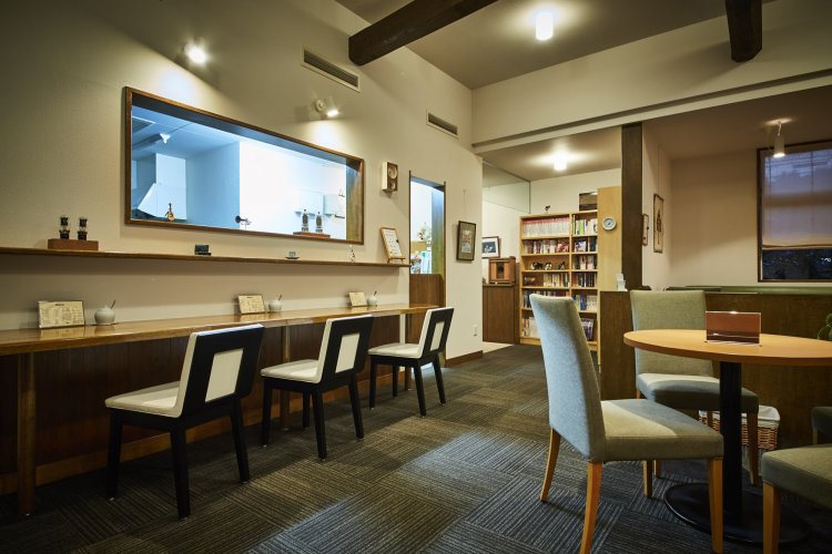 白を基調とした店内で、扉を開けたとたんホッとする『cafe遠音』。クラシックやボサノヴァもかかる。