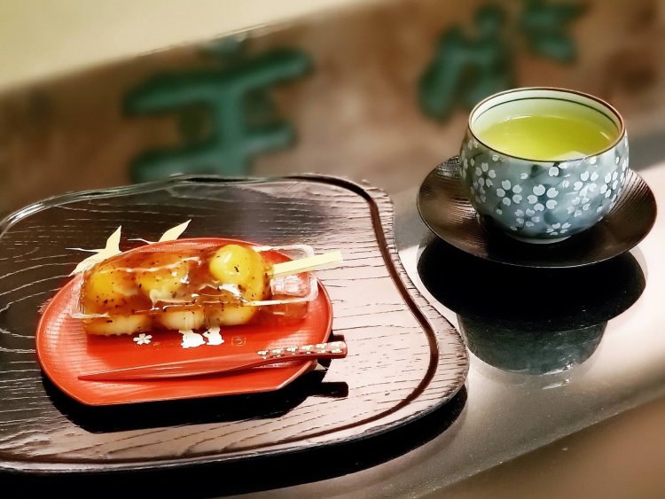 ごま名月216円。