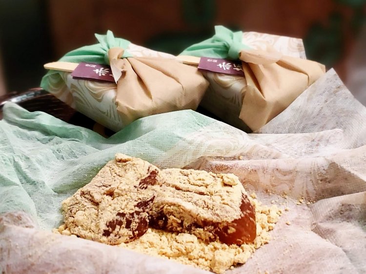 赤坂もち3個入り648円、5個入り1080円。