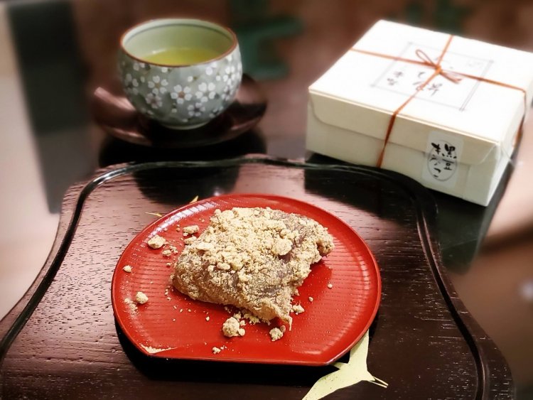 箱の中いっぱいに入っている“わらび餅”を付属のヘラでカットして味わいます。