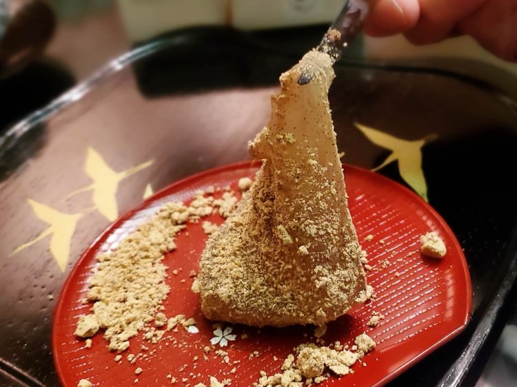 プルップルでトロットロの“わらび餅”。