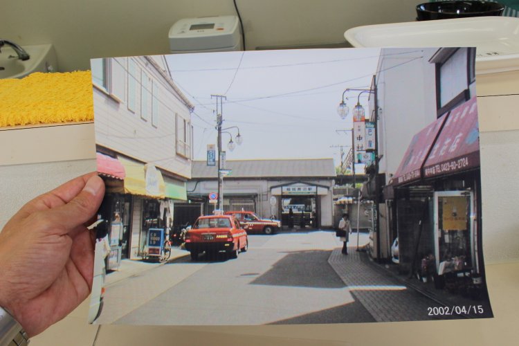 2002年の稲城長沼駅前。