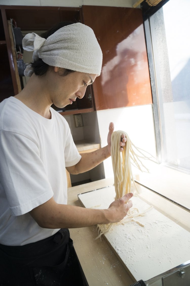 足踏みから麺切りまで完全手作業。店名は直向(ひたむ)きに白くという、うどんへの気持ちから。
