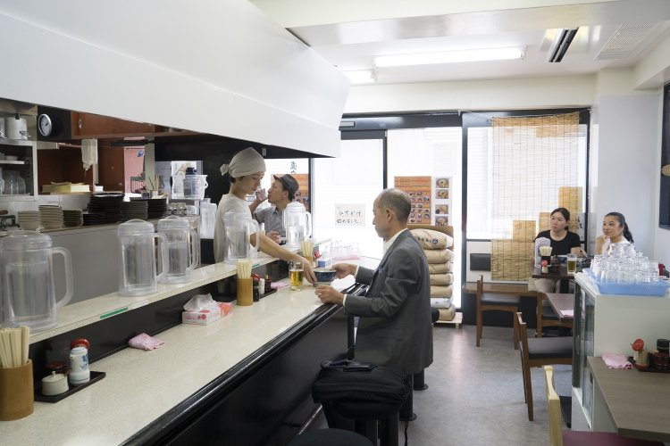 時折麺切りの音が響く店内。
