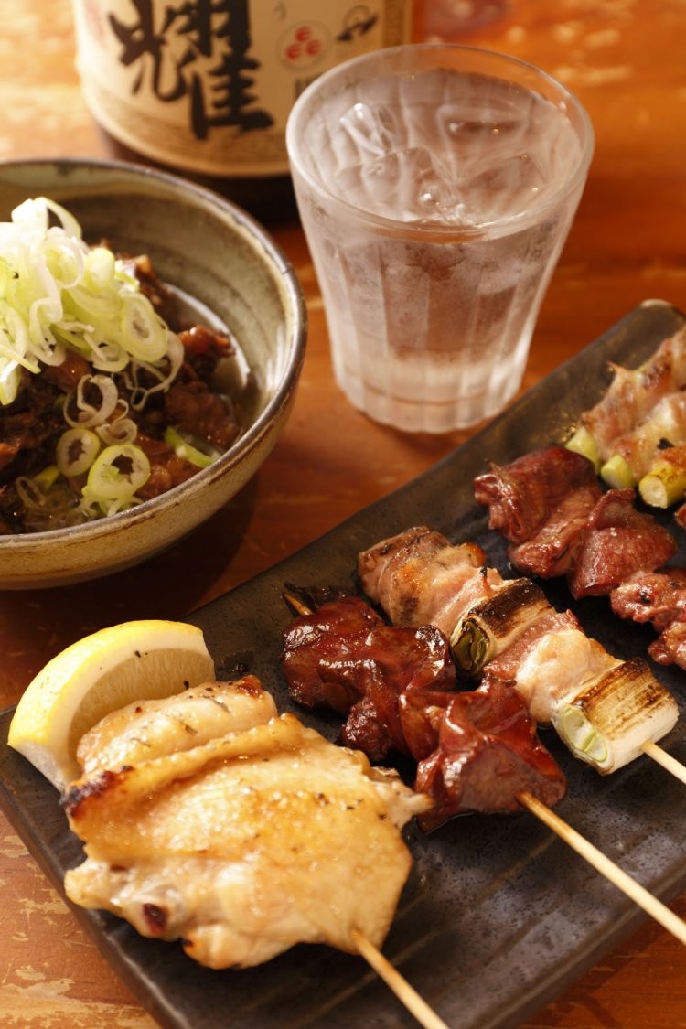 焼鳥のおまかせ5本セット650円～と、シチューのようにとろとろの牛すじ煮込み450円。