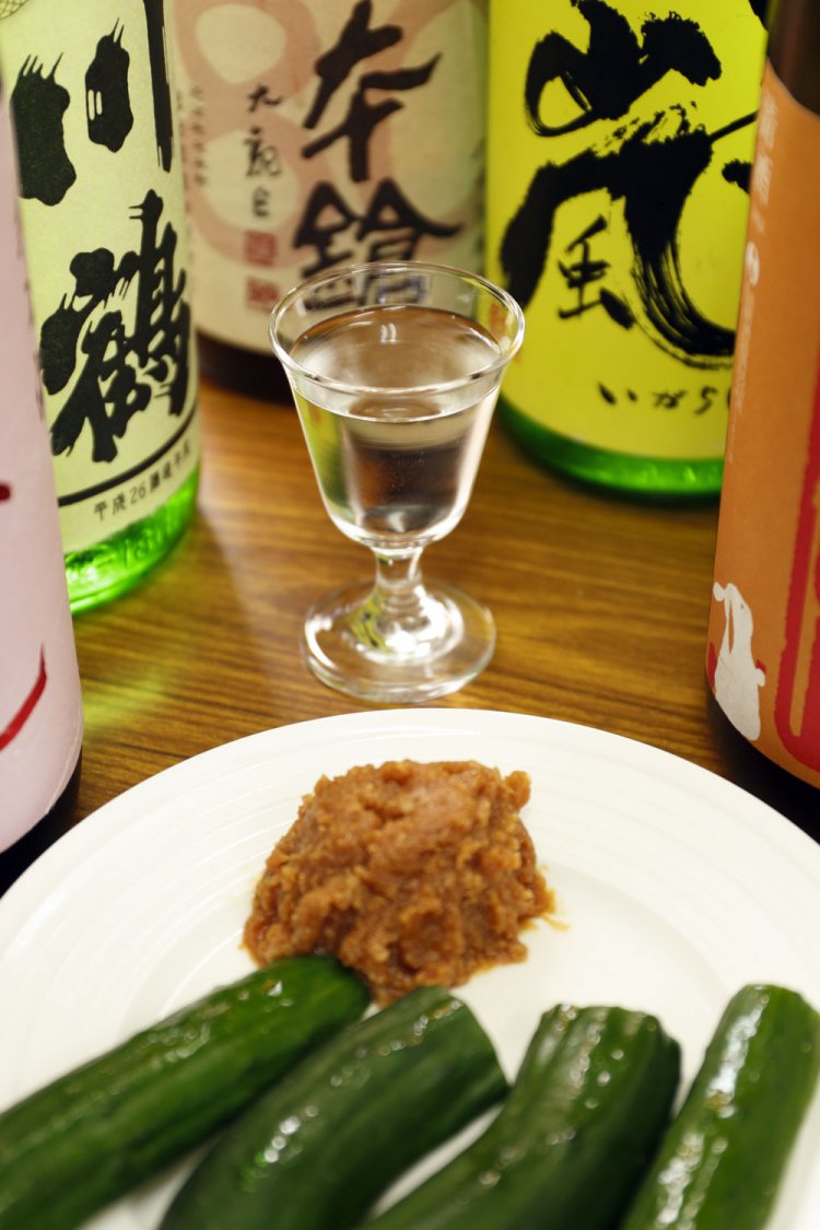 当日は飯能の『五十嵐』の純米直汲みなどレアな地酒も用意。稀(まれ)に鮮魚を中心に、味噌きゅうり330円など簡単な肴がある日も。