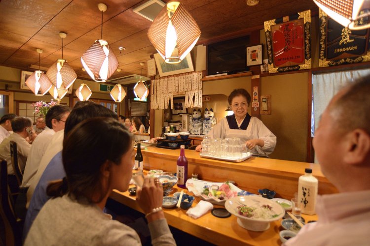 おでん鍋を仕切るのは女将の長江操さん。