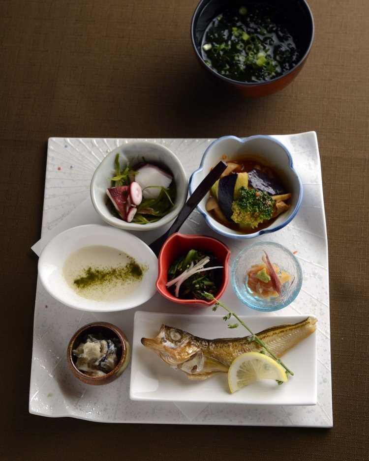 お通しは一汁八菜1408円。これだけでも十分なボリュームだ。