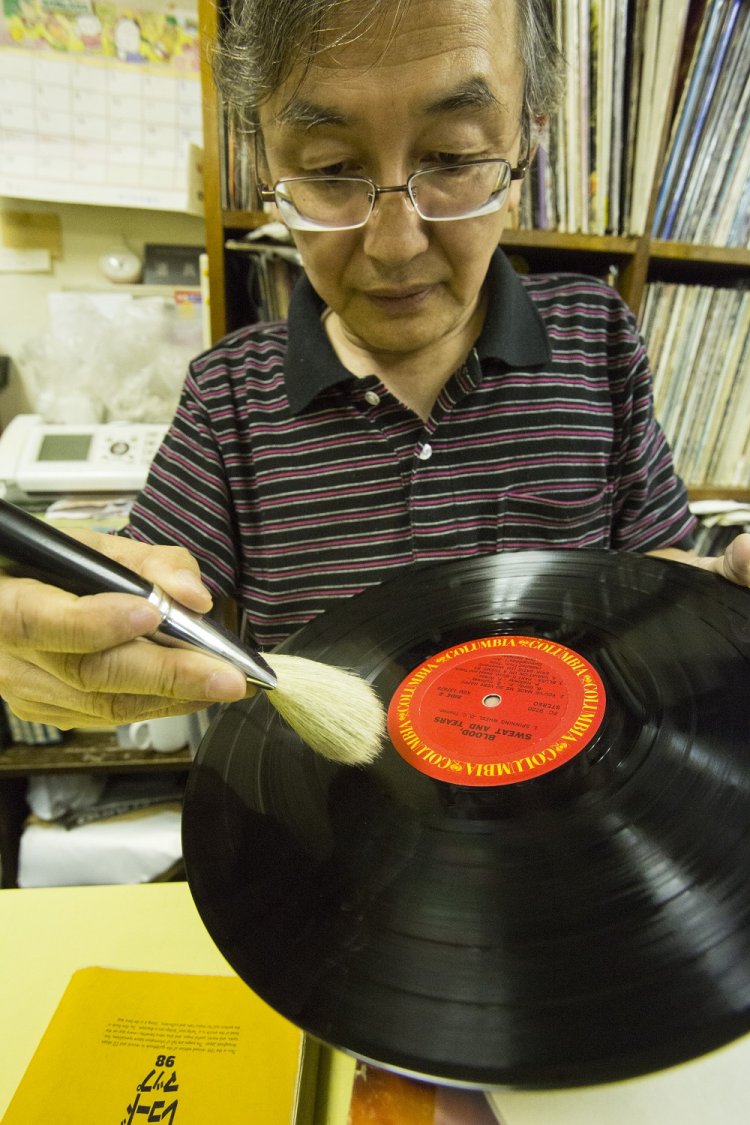 末武さんが持っているのは、オーディオ専用特許除電ブラシ「SK- Ⅲ」。鑑識官が使うブラシと同じ製法だとか。