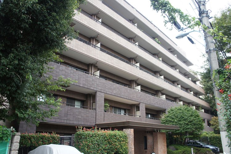 阿佐ケ谷駅から徒歩4分、7階建ての「コスモ阿佐ヶ谷ロイヤルフォルム」。