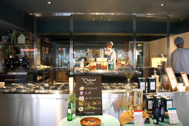 広々としたキッチンで試行錯誤が繰り返され、数々の名作がうまれてきた。ジェラートを通して四季を感じるのもオツなものだ。