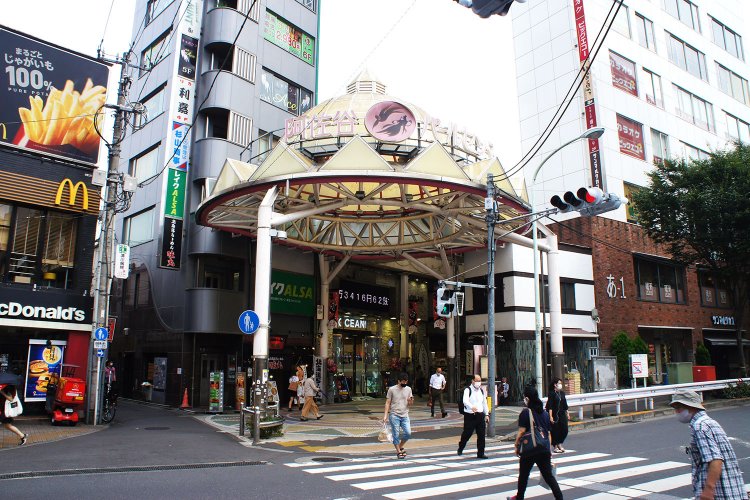 阿佐ケ谷駅南口の目の前にアーケードの入口が。雨の日でも安心して買い物も散歩も楽しめる。