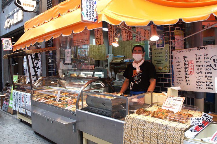 自慢のさつま揚げをはじめ、揚げ物などの総菜が豊富。できたてが次々と店頭に並ぶ。