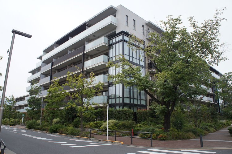 「ゲストルームや本格的なキッチンスタジオを備え、宿泊やパーティに利用できます。ラウンジや集会室、キッズスペースなどが住民の交流の場として活用されています（石川さん）」。