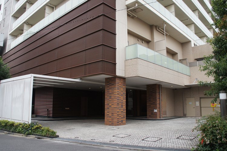 南口ロータリーの一角にある好立地の大型マンション「パークハウス阿佐ヶ谷レジデンス」。