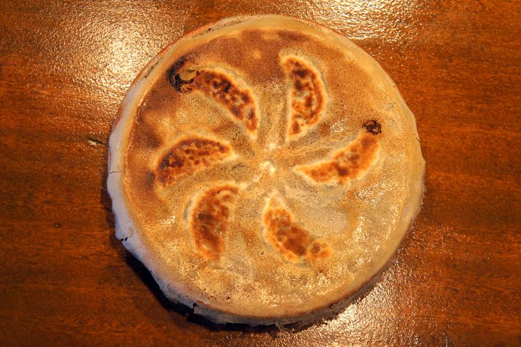 看板メニューの華餃子（羽根付焼餃子）580円。ハルビン出身のマダムがつくる本格派だ。