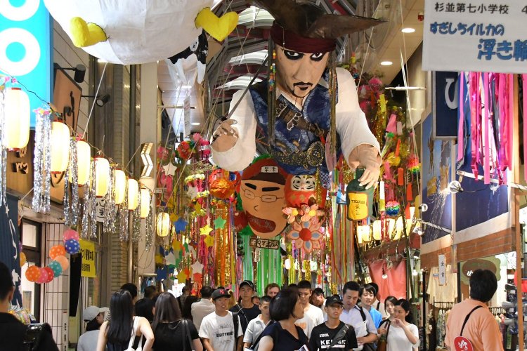 昭和29年にはじまった阿佐谷七夕祭（毎年8月開催。2020年は新型コロナウイルスの影響で中止）では、迫力のハリボテでアーケードが彩られる。