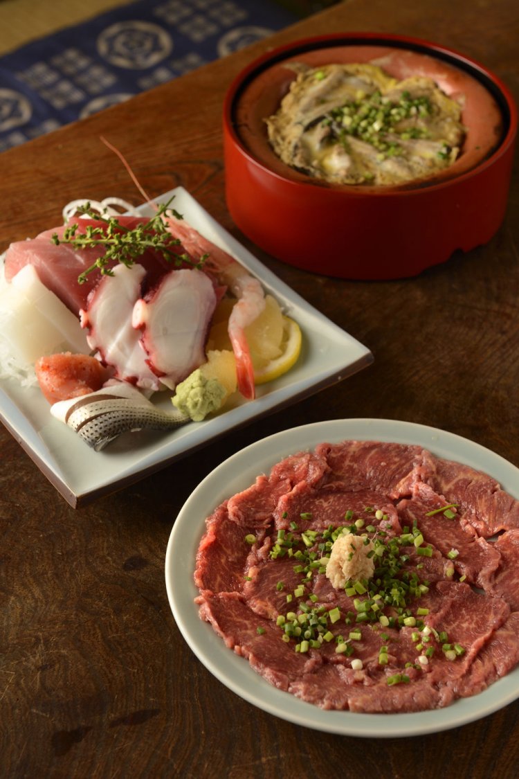 さくらさしみ(馬肉) 1400円、さしみ盛合せ1850円、柳川なべ1050円。