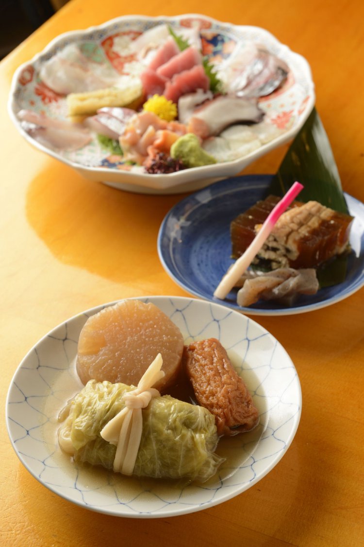 おでん（写真は700円）、天然アナゴを使ったあなごの煮こごり700円、刺身盛り合わせ （2人前）4500円前後。