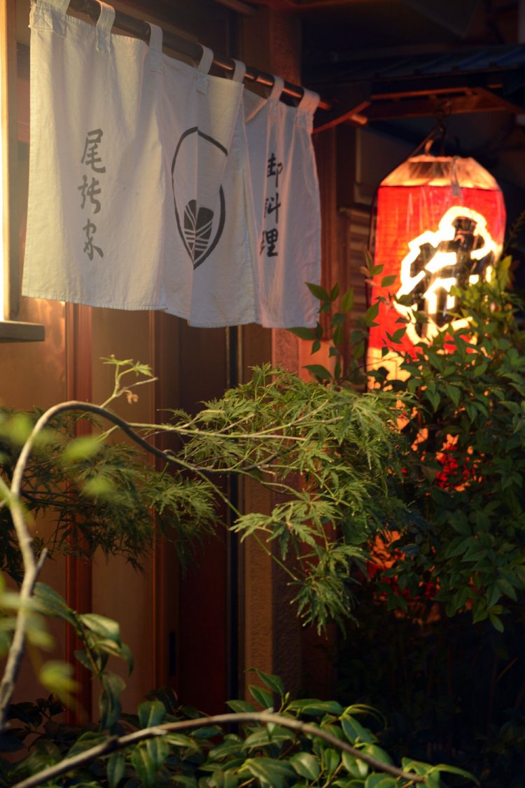 白いのれんと赤提灯が風情を感じさせる。