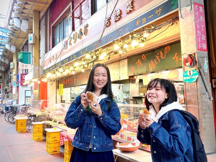 「横のベンチで食べていいよ」とお店の方。おいしい！