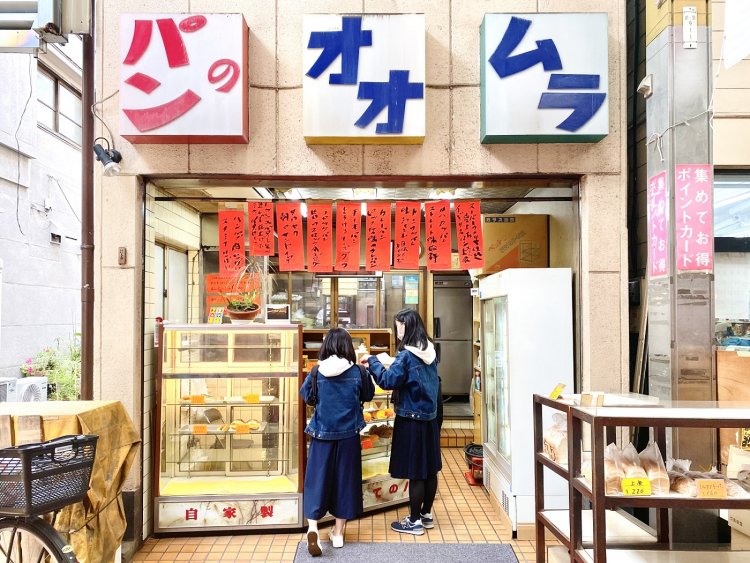 なつかしいショーケースのパン屋さん。