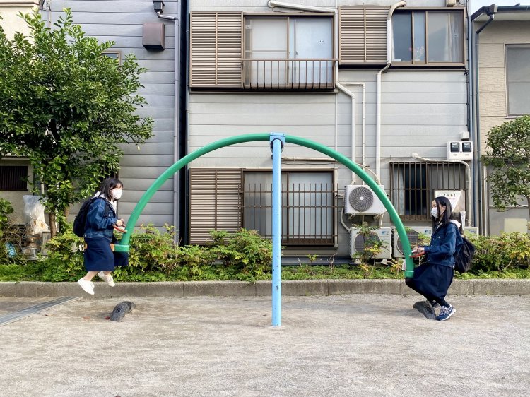 不思議なシーソー的遊具を発見。