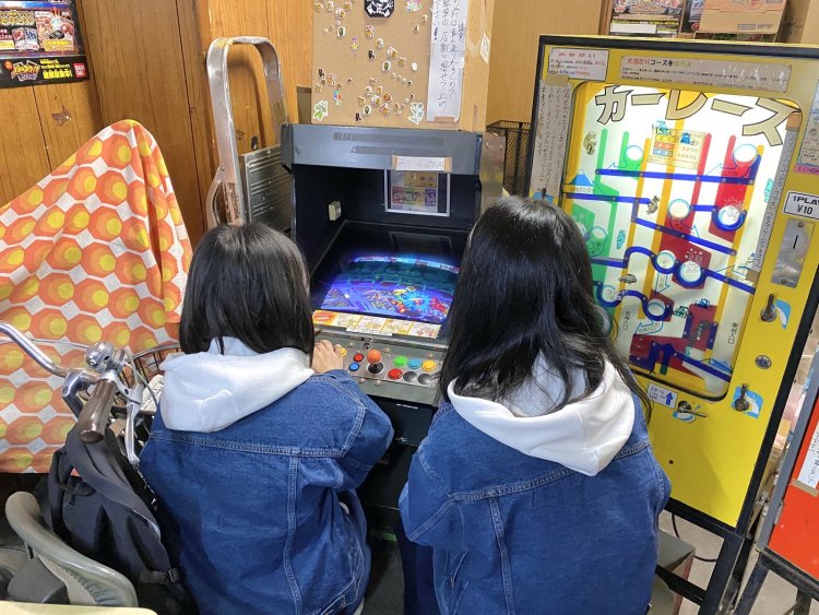 お店の方に50円玉に両替してもらい、早速プレイ開始。