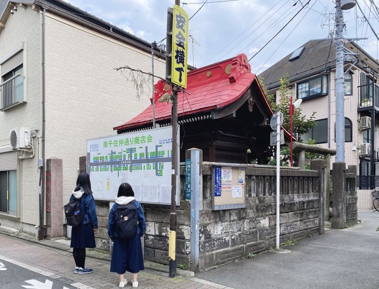 南千住仲通り商店会をてくてく。「安全横丁」の文字がまぶしい。