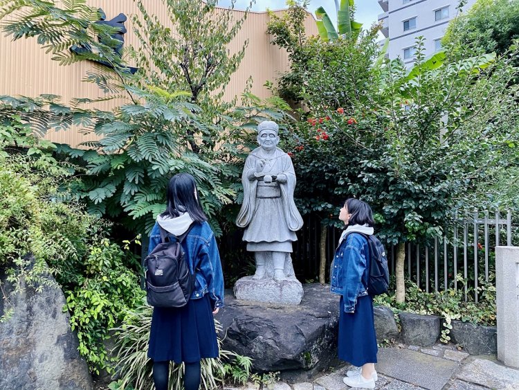 大先輩を見上げる。