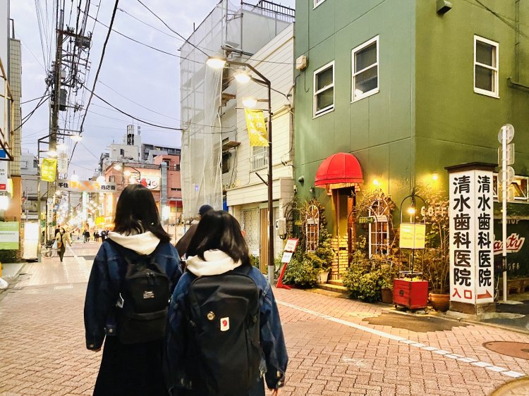 おや……ひときわ目をひく明かりが。