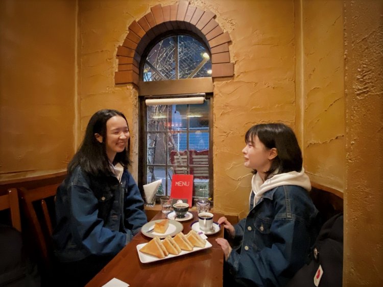 行き交う人を眺めるいい窓、おいしいコーヒーとおやつ。天国。