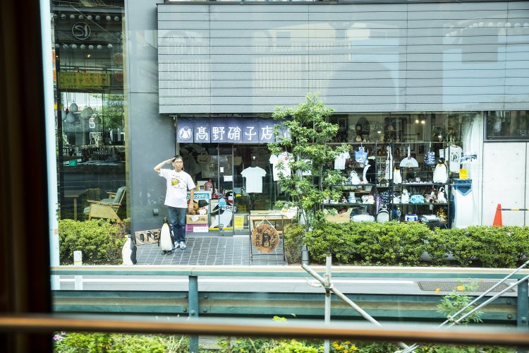 以前、「散歩の達人号」が走った時には店主の高野さんと相棒の銀の輔くんが顔を出してくれました。（撮影＝オカダタカオ）