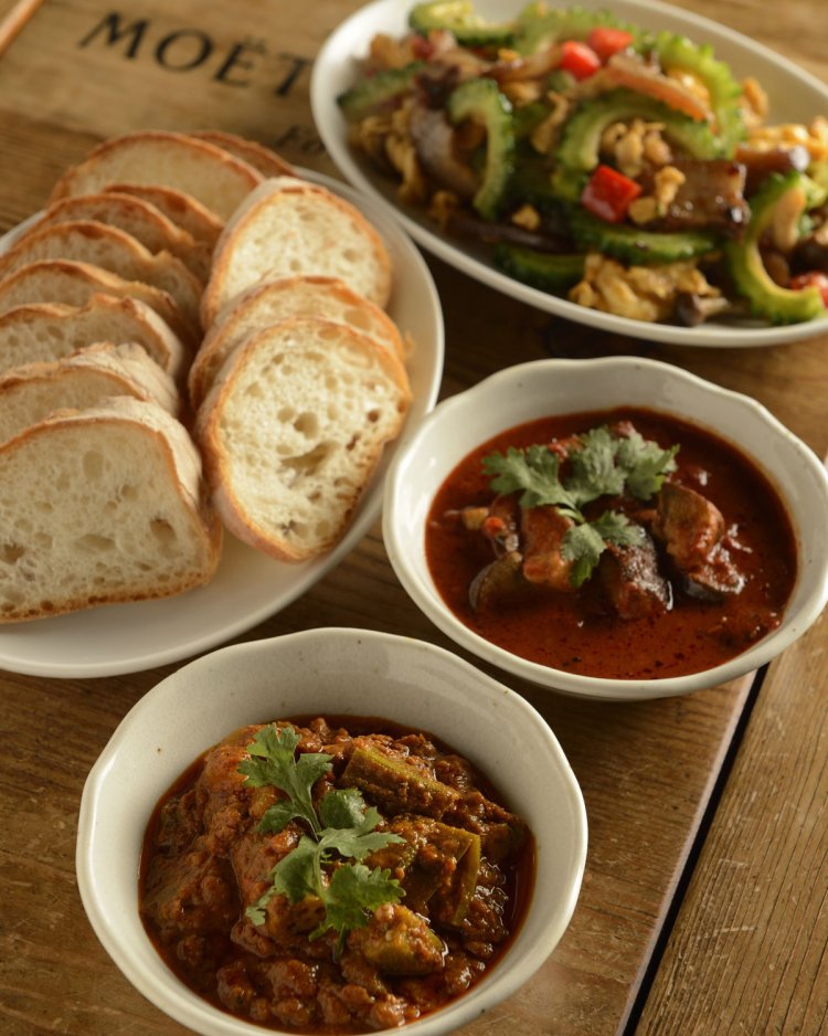 パプリカとナス、オクラとムングダルなどカレー 2品とフランスパンのセットは864円～、ゴーヤとチラガー炒め864円。