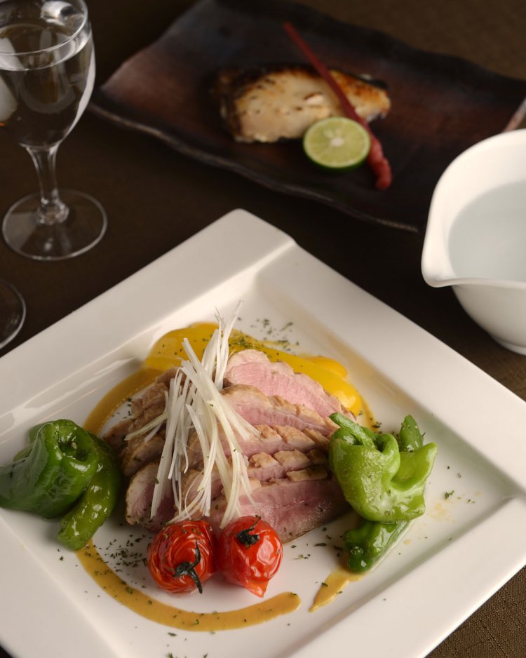 合鴨のたたき揚げ1706円、魚の酒粕焼き950円。