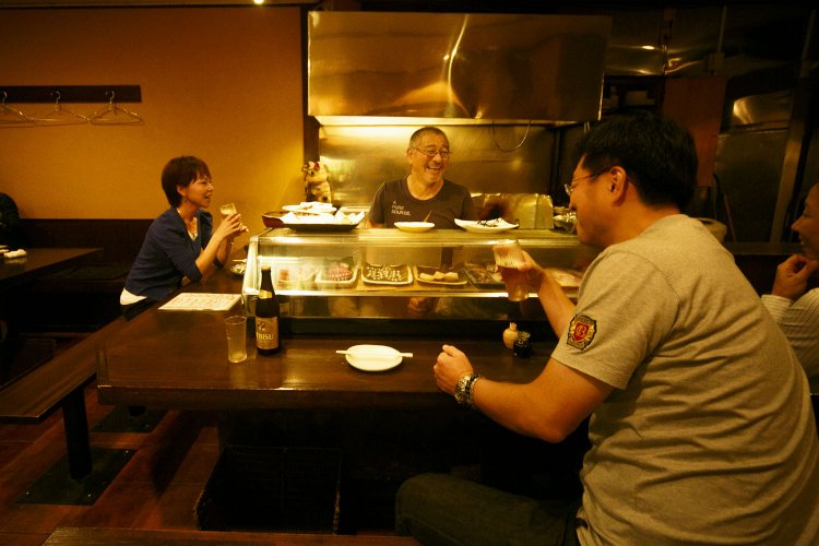 ひとり客も居心地のいいカウンター。手前にはテーブル席。