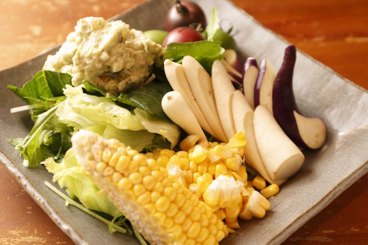 有機野菜のおすすめサラダ550円。新鮮野菜を刺し身で出す日も。