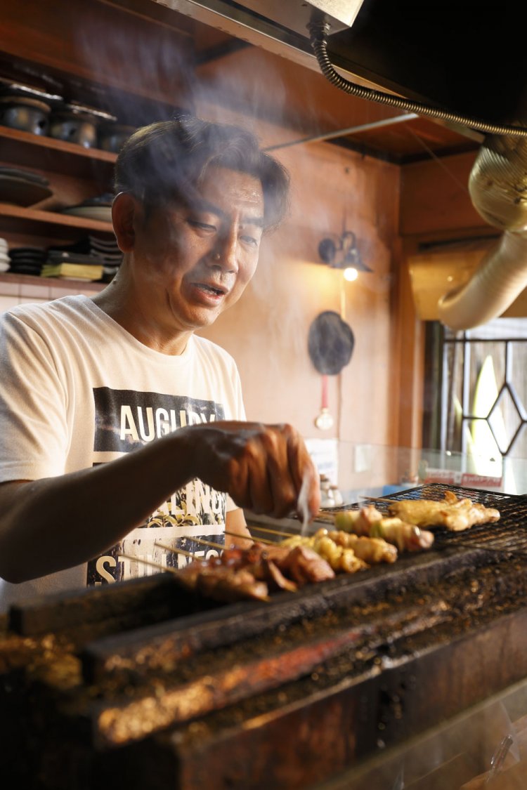 紀州備長炭で鶏をふっくら焼く。