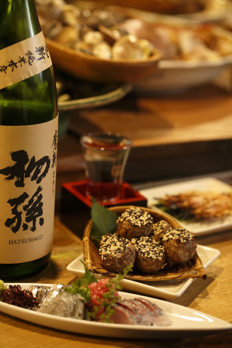 当日の肴は手前から刺盛800円～、キヌカヅキ500円など。