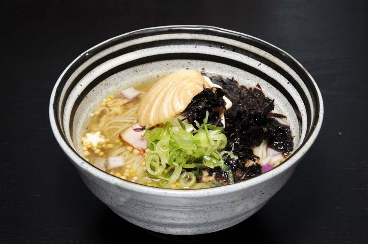 澄んだスープに浮かぶアラレや星麩。ホタテの形をした最中が、ホタテとキノコのスープであることを示す。