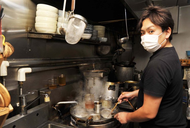 「魚を使うことが多く、郷土料理の鍋料理をヒントに創作することもあります」と話す貝原さん。