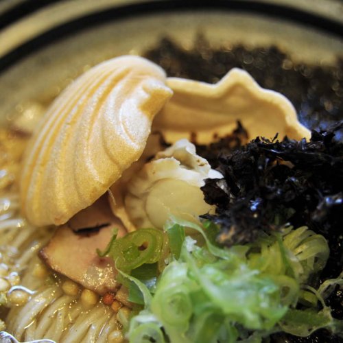 独創的！ 蒲田『麺場 Voyage』で出会う、鮮魚介とキノコの創作塩ラーメン