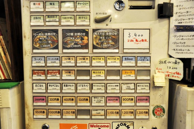 サイドメニューやごはんメニューも多いので、お好みの組み合わせで『麺場 Voyage』の味を楽しもう。