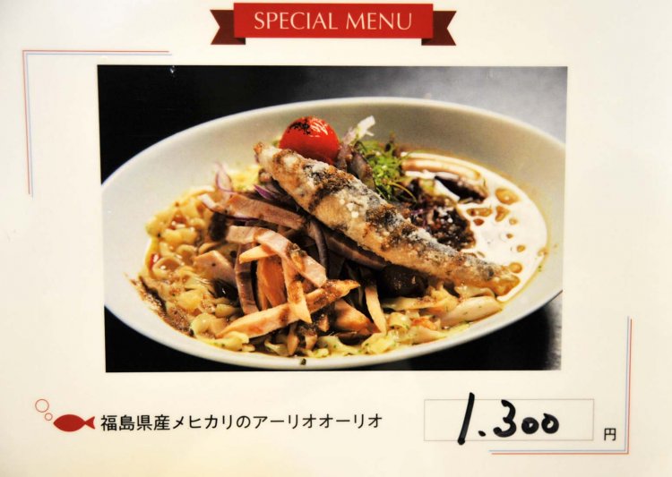 券売機の近くに、この日の限定麺である「福島産メヒカリのアーリオオーリオ」のPOPを掲示していた。