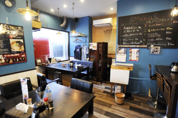 内装も青い壁紙が海をイメージさせる。